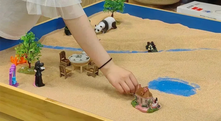 一盘细沙，三千世界：心理沙盘如何成为现代人的心灵解药？